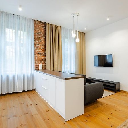 Two Bedroom Very Berry Apartment In Poznan With Desk By Noclegi Renters المظهر الخارجي الصورة
