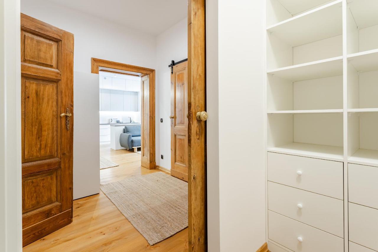 Two Bedroom Very Berry Apartment In Poznan With Desk By Noclegi Renters المظهر الخارجي الصورة