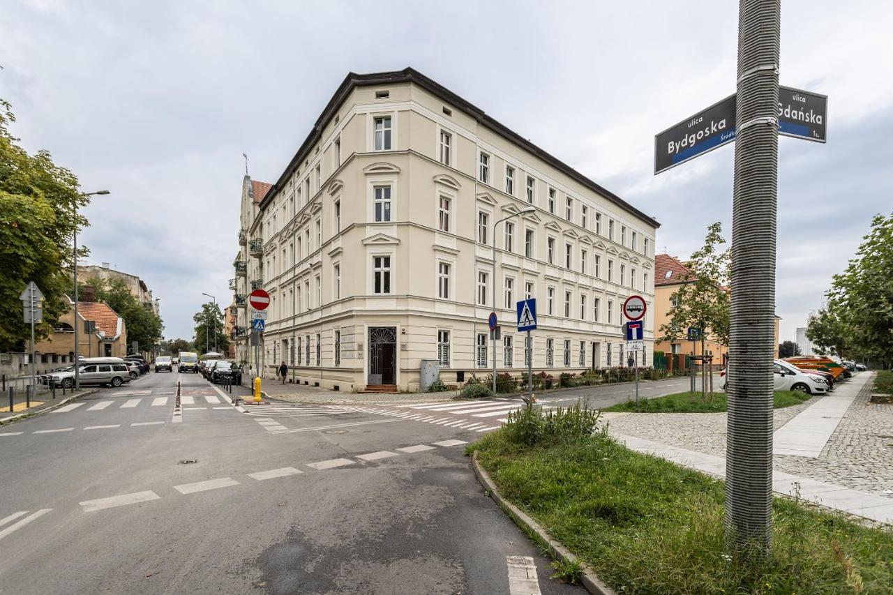 Two Bedroom Very Berry Apartment In Poznan With Desk By Noclegi Renters المظهر الخارجي الصورة
